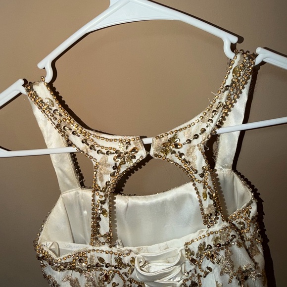 Elegant Gold and White Gown - Picture 6 of 7